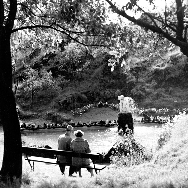 Hjón á bekk í Hellisgerði